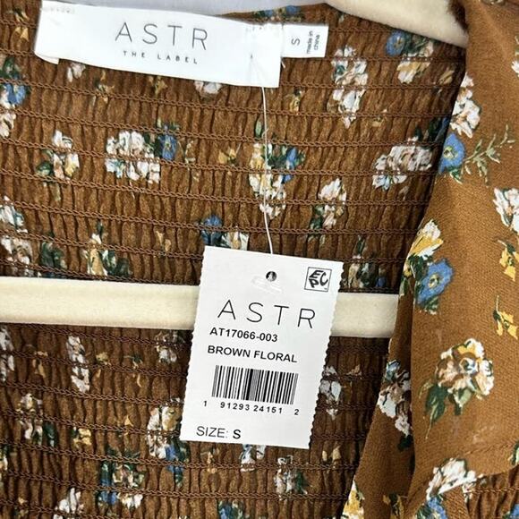 ASTR the Label Brown Ditsy Floral Ruffle Long Sleeve Smocked Top NWT Size Small - Picture 8 of 9